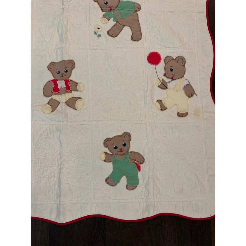 Vintage Handmade Teddy Bear Applique Baby Quilt Scalloped Red Border 42x52